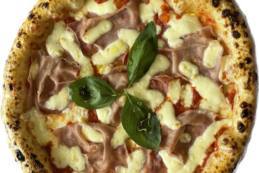 Neapolitanische Pizza mit luftiger Kruste und hochwertigen Zutaten aus dem Holzofen